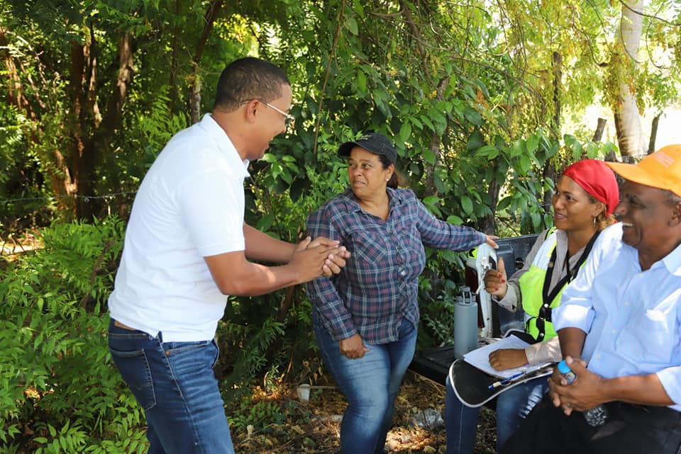 Alcalde  Iván Aristides  Medina Trinidad, supervisa  los trabajos de asfaltado.