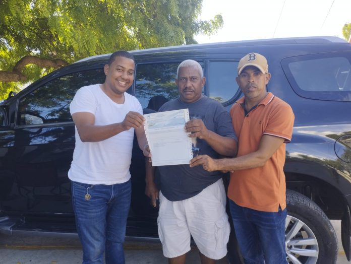 VILLA JARAGUA: Alcalde entrega fondos para construcción de verja perimetral de Villa Progreso