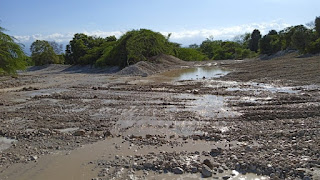 Alcaldía de Villa Jaragua encausa el río el manguito por su cauce natural entre Villa Jaragua y Estero￼