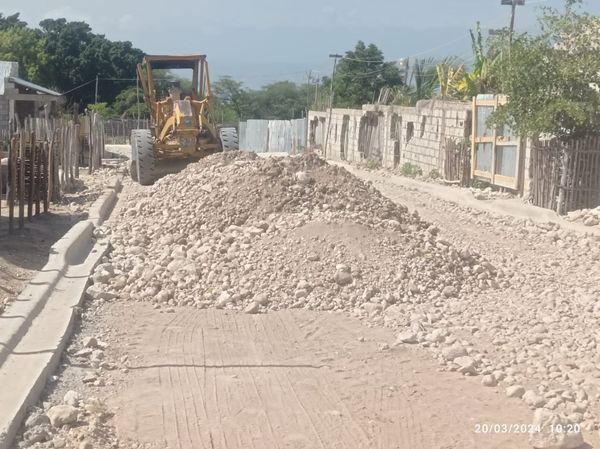 El Ayuntamiento Municipal Villa Jaragua continúa con la terracería ( Relleno) de calles que tienen contenes