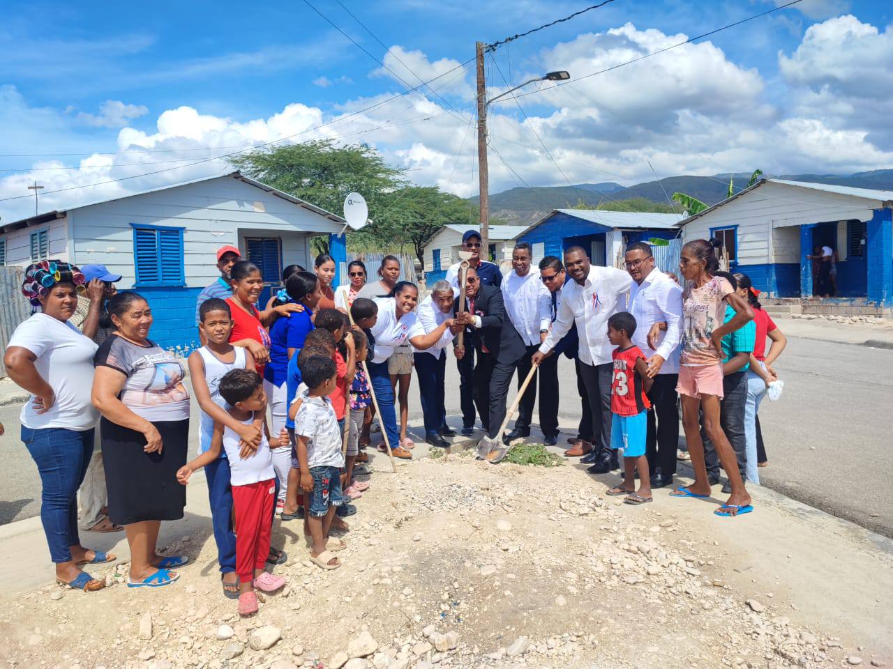 Alcalde de Villa Jaragua da primer picazo para la continuación de área verde en el sector la 10